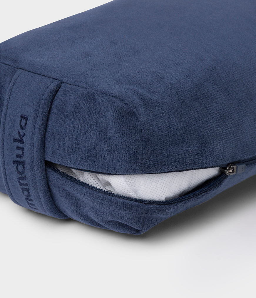 Bolster_Lean_Midnight_04.jpg